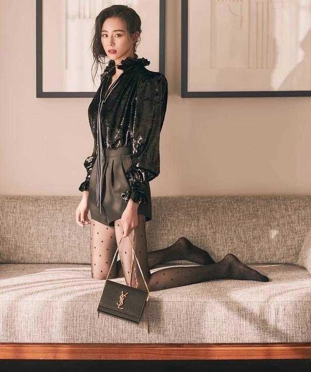  短裤|张钧甯造型“A爆”！穿黑色亮面衣配高腰短裤，“丝袜腿”太迷人