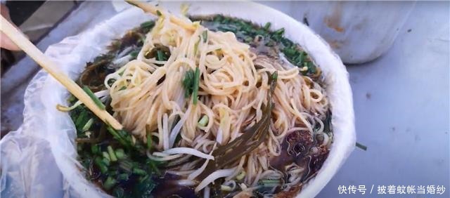 街头|大叔街头卖“少数民族”小吃,5元一份生意火爆,每天座无虚席!