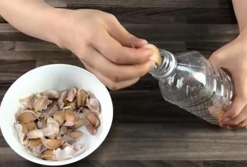  大蒜|现在才知道剥大蒜这么简单，用1个啤酒盖就能轻松去皮，还不伤手！