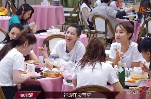  上演|《浪姐》现实一幕上演，别人都在吃谁注意袁咏琳？一人一桌好真实