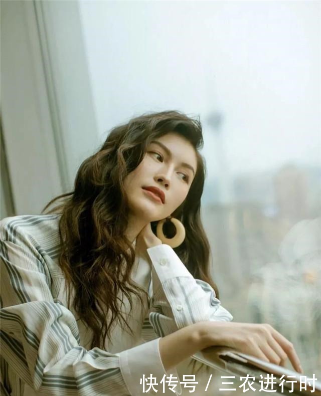 蝎子辫|“丸子头”要让位了,今年流行这“4种”发型,时髦减龄显脸小!