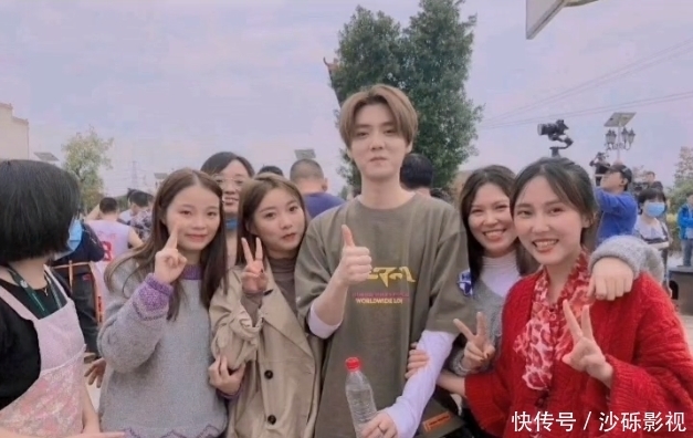 真人秀节目|原来鹿晗也是“照骗”,看到路人拍下的无美颜照,粉丝都直呼被骗了