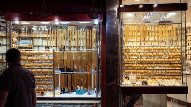 迪拜|迪拜人吃什么?到菜市场转一圈就明白了,帝王蟹、鲨鱼,应有尽有