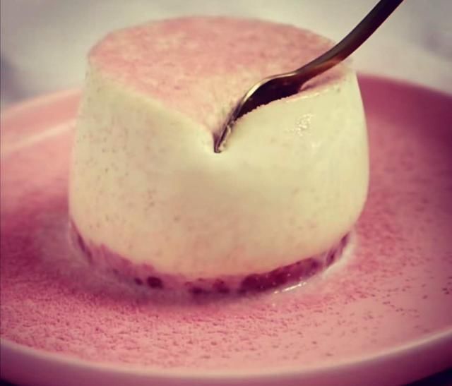  粉色|心情不好的时候，自己做上一款简单好吃粉色系奶冻蛋糕，会很开心