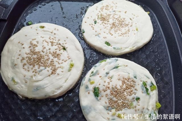  外皮|葱花饼的特色做法，拉一拉卷一卷，外皮酥脆层次多，比手抓饼还香