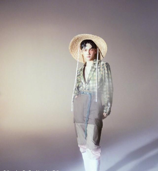  独特|周震南油头花衫造型新颖帅气，在变幻的光影下展现出独特的魅力