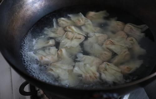  馄饨|孩子的早餐营养要跟上，三鲜小馄饨，还是很方便的