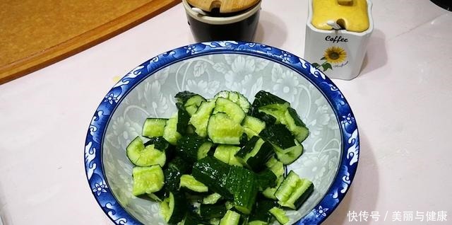 入味|做拍黄瓜时,最忌拍碎后直接拌,多加一个步骤,黄瓜爽脆又入味