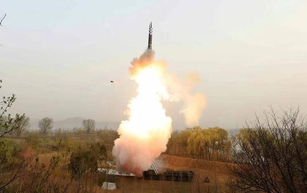 朝鲜成功试射新型固体燃料洲际弹道导弹！一秒“开瓶”，美国慌了