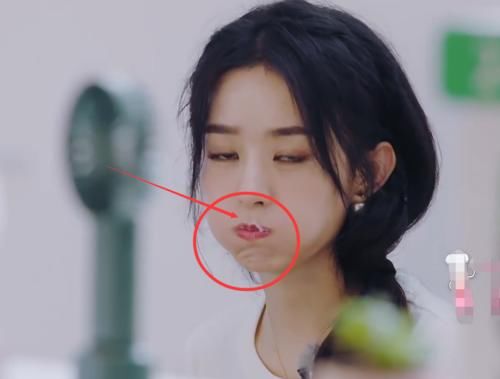  吃货|节目摆拍的酸奶，赵丽颖拿起就喝，镜头特写到唇部，是否“吃货”一目了然