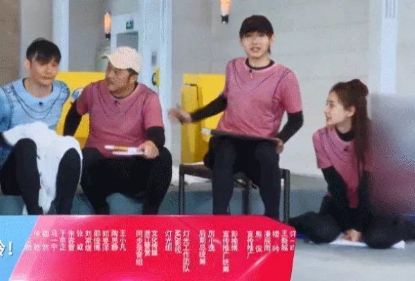  真不|嘉宾众多baby没地坐，谁注意她选择坐哪了？真不拿自己当回事