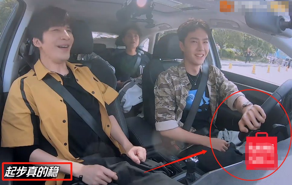  王一博|王一博开车单手摸方向盘，得知他开摩托车的速度，才懂车技有多好