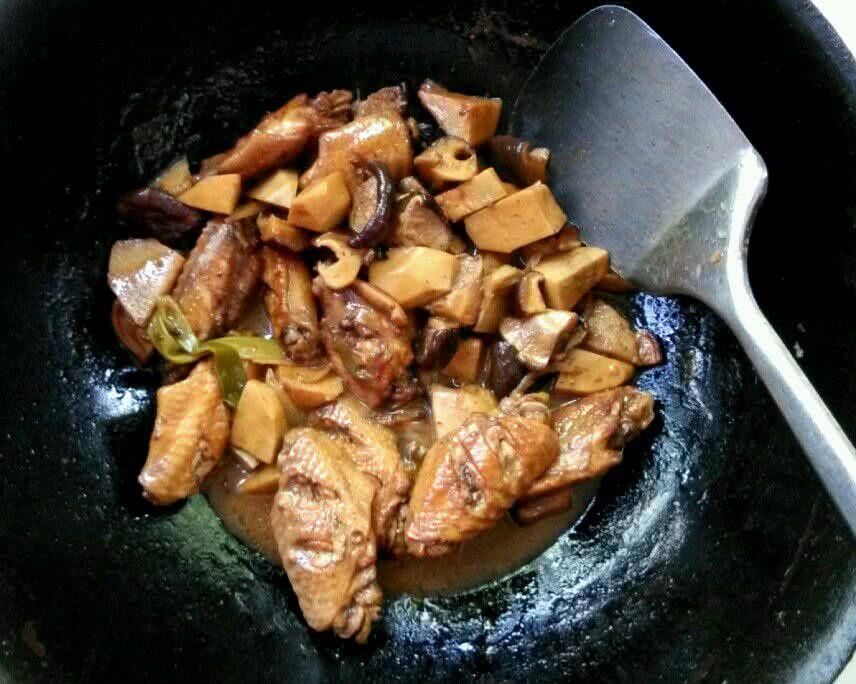 入一点|芋头鸡腿肉盖面,面条这么吃好吃下饭,吃面条来瓣蒜真香