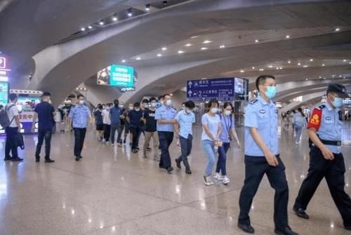  阿强|开了家“高大上”的手机店，竟然是了为诈骗