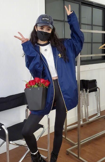 马丁|杨幂为了时尚,大热天穿马丁靴不算啥,看到鞋带:让人想不通