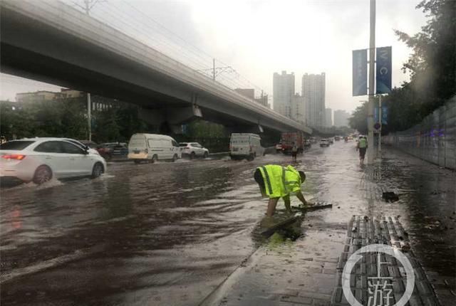 重庆晨报|交警蜀黍，倾盆大雨中你赤脚清障的样子真帅