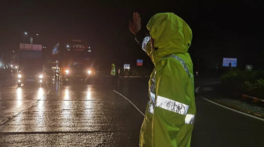  只顾|昨晚9名司机出来趁乱违法，以为交警只顾抗台风，大错特错！