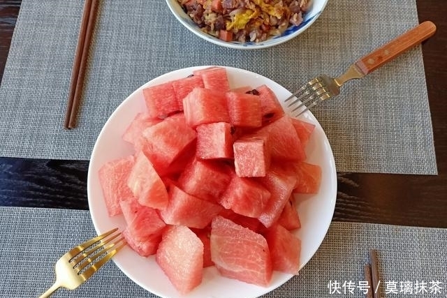晚餐|今日晚餐绝了！一口饭一口瓜，走红朋友圈，网友：打开新世界