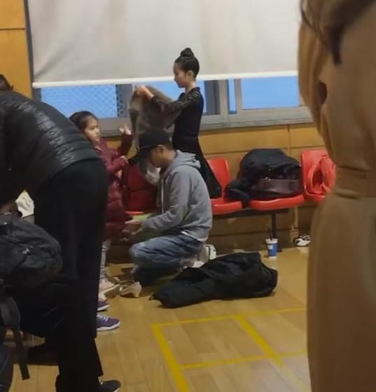 文章和美女|36岁文章有新恋情?深夜约会美女亲自擦眼泪,同回住处被疑似同居