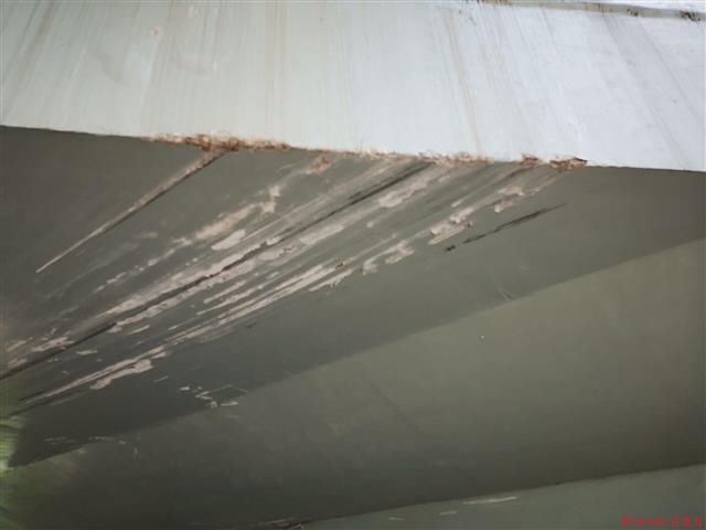  厢式|?厢式货车误闯限高路段，车厢被撕裂开