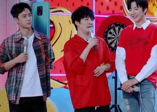  自我介绍|嘉宾正在自我介绍，王一博却没有专心听，扶腰的小动作让人心疼！