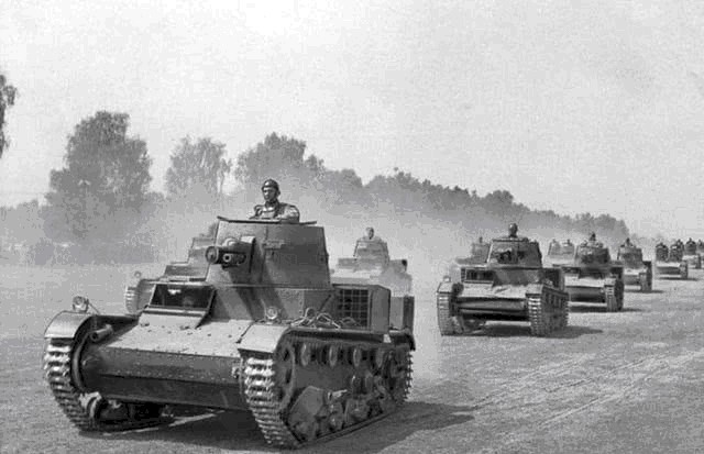 苏军|苏德战争初期，苏军为何不用压路机战术抵抗德军闪电战？