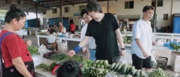  蘑菇屋|向往的生活: 为何出门买菜总是何炅开车? 得知他的驾驶证后: 了不起