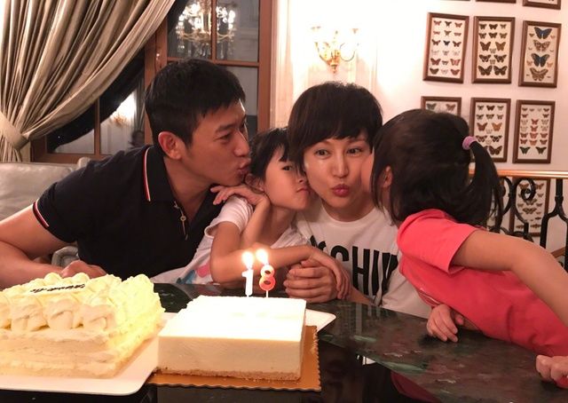  压力|何洁直播中大哭失业三个月，4个孩子压力太大，网友：真是活该