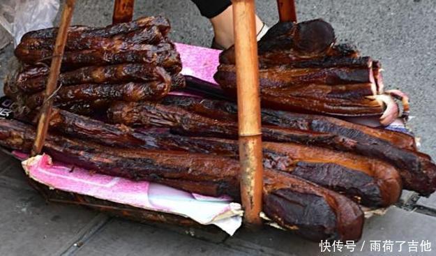 小吃|大娘路边卖“地道”小吃,60元一根却嫌贵,看清是它我买走2根