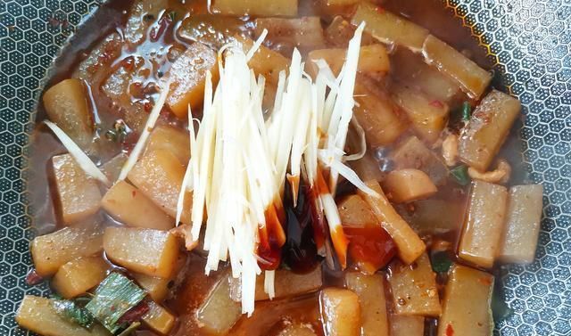 美食|夏日应季美食仔姜烧魔芋,暖身开胃促食欲,膳食纤维通肠道