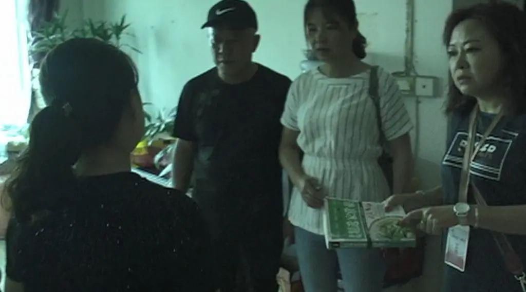  小心|贵州丨一块石头从天而降，击中路人！这栋楼大家要小心啊！