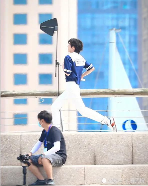  比例|蔡徐坤的比例有多好？看到他的“跑步姿势”，网友：腿长两米？