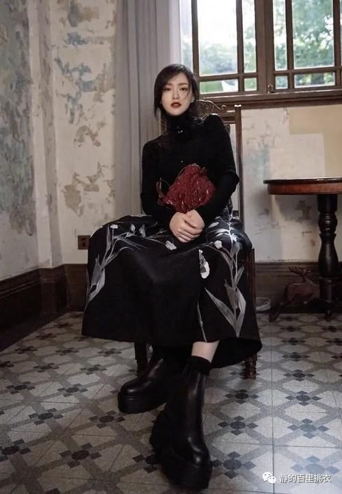  长裙|唐嫣颜值一直在线，黑色高领衫搭艺术印花长裙，也太好看了