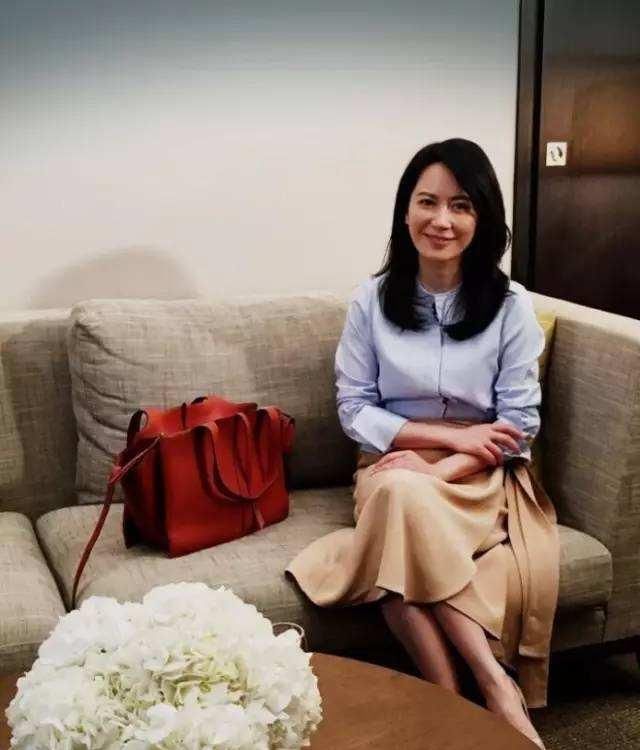  俞飞鸿|俞飞鸿可能气质真比刘涛好，但毕竟还是大几岁，脖颈纹很明显呀！