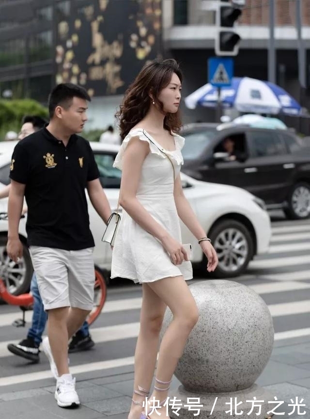 高跟鞋|美女脚上一双双拼色尖头高跟鞋显得时尚又气质,穿出迷人的姿态