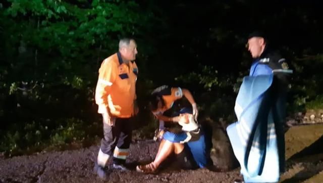  山区|越野选手山区不慎跌断骨，流浪狗一个举动救了他一命