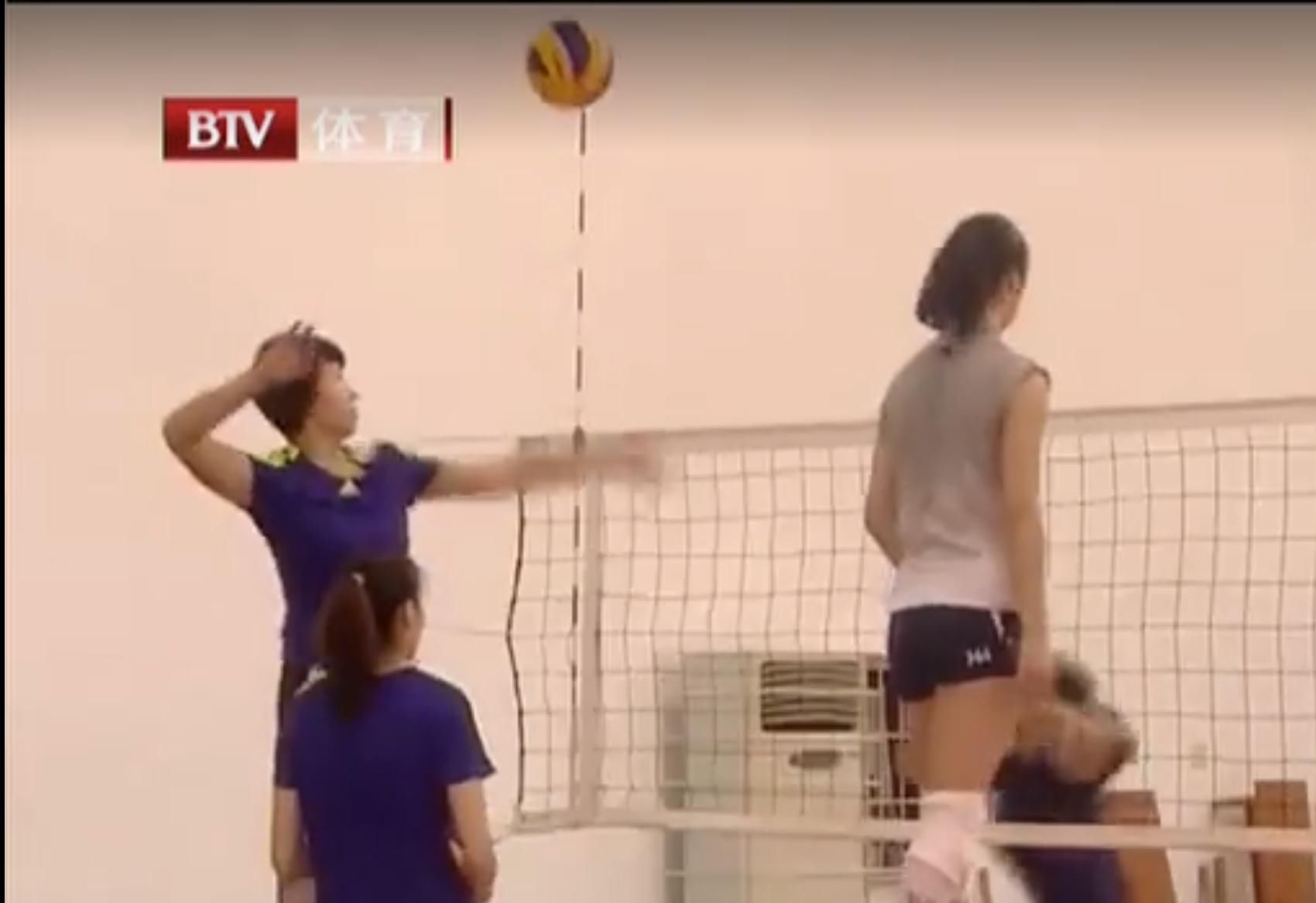  全队|冯坤曾给17岁朱婷当教练！带国青让小朱代收全队手机，朱婷一脸青涩