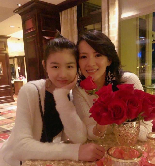 夜光|汪峰大女儿深夜坐屋顶,穿夜光裤像围了一排灯,表情凝重似有心事