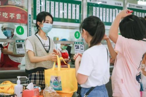  掩盖|赵丽颖《中餐厅》戴口罩都掩盖不了高颜值，给顾客打包直接被看呆