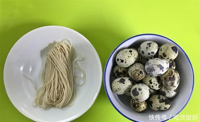 吃上去|鹌鹑蛋新吃法,加一把面条酸甜酥脆,比糖醋排骨还好吃