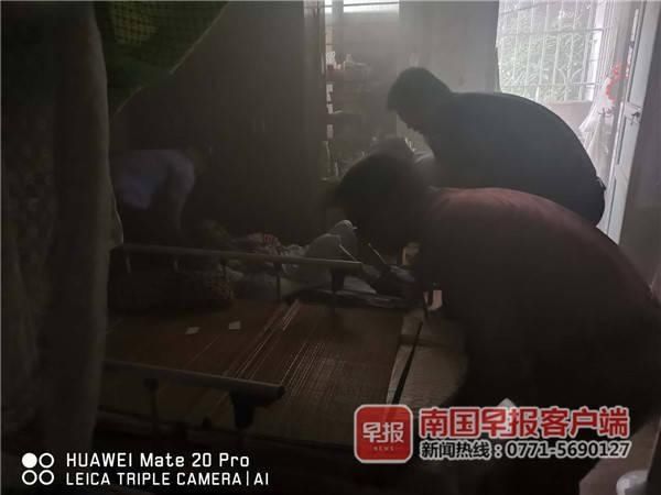  财物|浓烟滚滚，居民仍想返家拿财物！民警大声喊话：人要紧