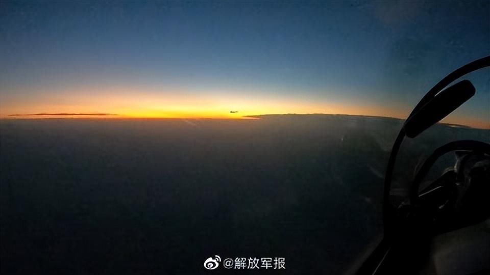 暗夜出击！空军战机下半夜飞行训练进行中