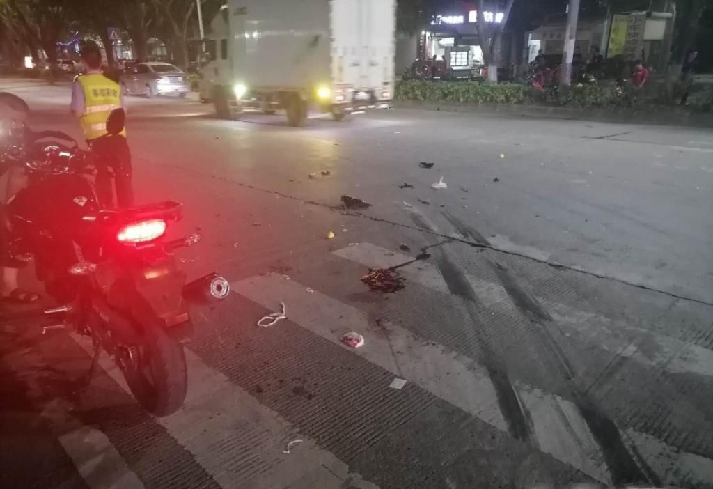  梅路|梅城月梅路货车与摩托车相撞，一人当场身亡！