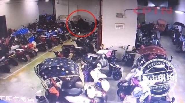 美女|“美女”长发飘飘，一看有喉结...