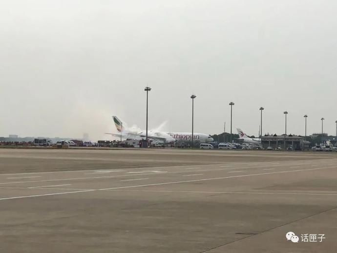  扑灭|突发！埃塞俄比亚航空一货机在浦东机场地面起火！燃烧1个多小时后，刚刚被扑灭！