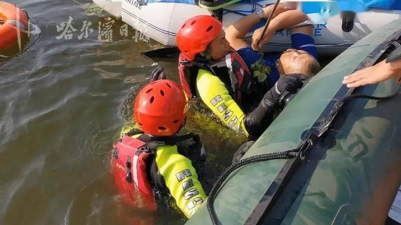  水域|救命！顺江漂的皮艇边扒个人！水域冰上救援大队火速赶到……