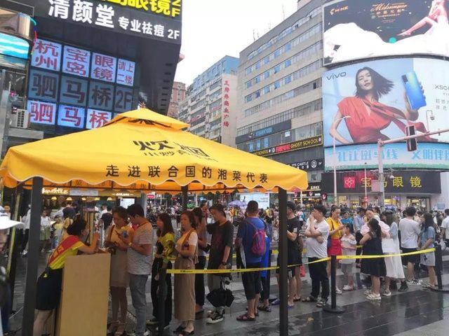  王牌|《中餐厅第四季》赵丽颖做“炊烟小炒黄牛肉”，黄晓明拍照点赞