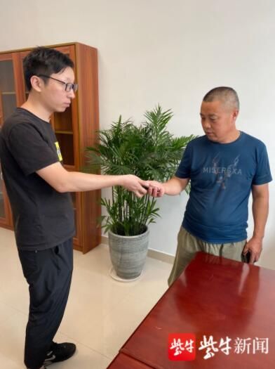 侄儿|侄儿初中毕业,送部苹果手机做礼物 结果回家途中发现丢了......