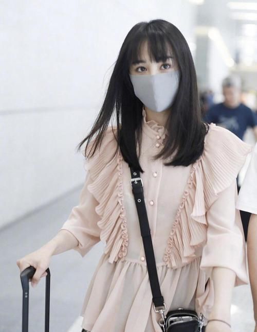  连衣裙|郑爽穿粉色连衣裙配白色长袜甜美温柔，手拿超大彩虹棒棒糖好俏皮