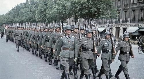 香榭丽舍的大街上|老照片：1940—1944，德军占领下的法国巴黎，图2凯旋门大阅兵